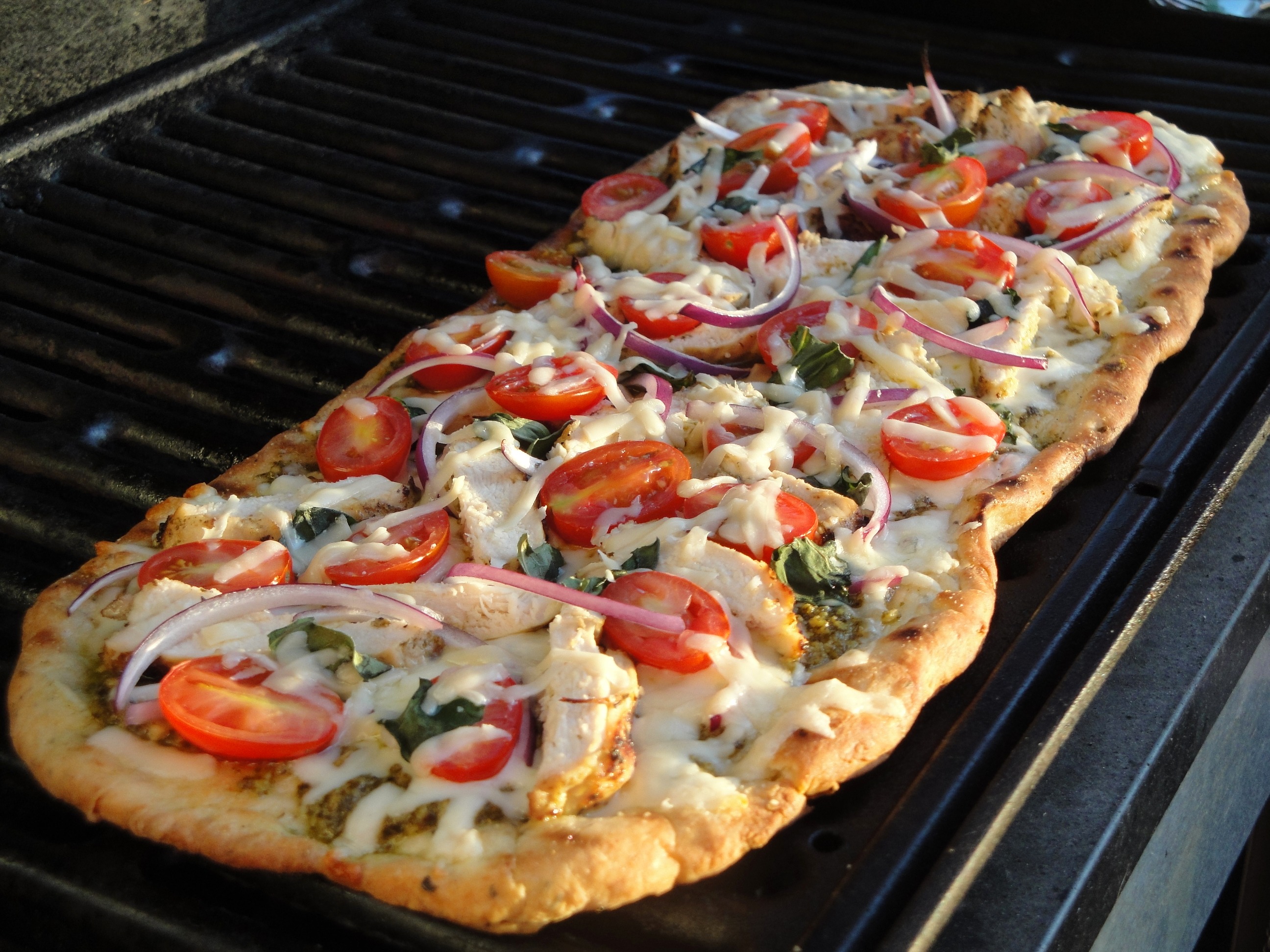 Римское тесто рецепт. Пицца прямоугольная. Римская пицца тесто. Нарезка начинки для пиццы.